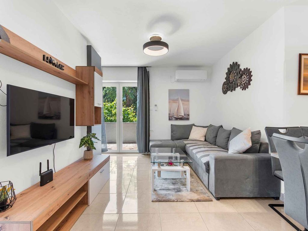 Apartment mit Terrasse, Garten und zwei Schlafzimmern, Parkplatz vorhanden
