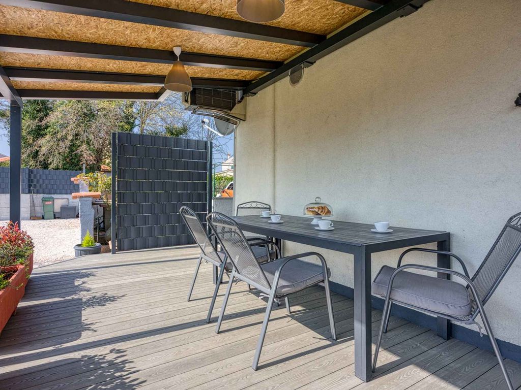 Apartment mit Terrasse, Garten und zwei Schlafzimmern, Parkplatz vorhanden