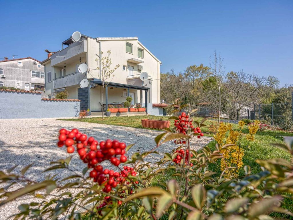 Apartment mit Terrasse, Garten und zwei Schlafzimmern, Parkplatz vorhanden