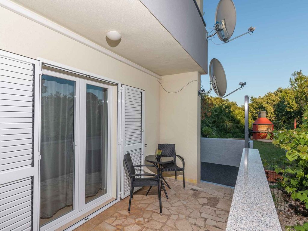 Apartment mit Terrasse, Garten und zwei Schlafzimmern, Parkplatz vorhanden
