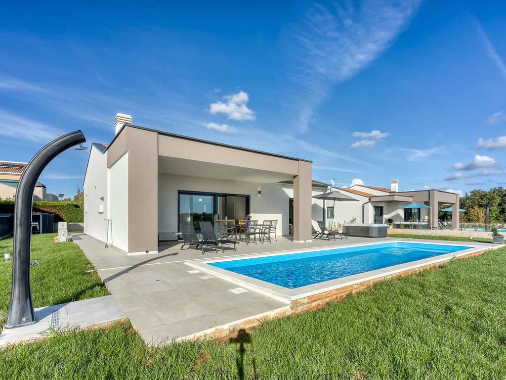 Villa mit Privatpool und Whirlpool