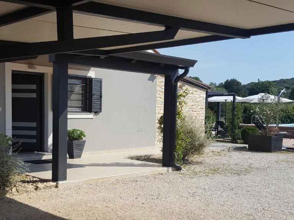 Villa mit Pool und Klimaanlage