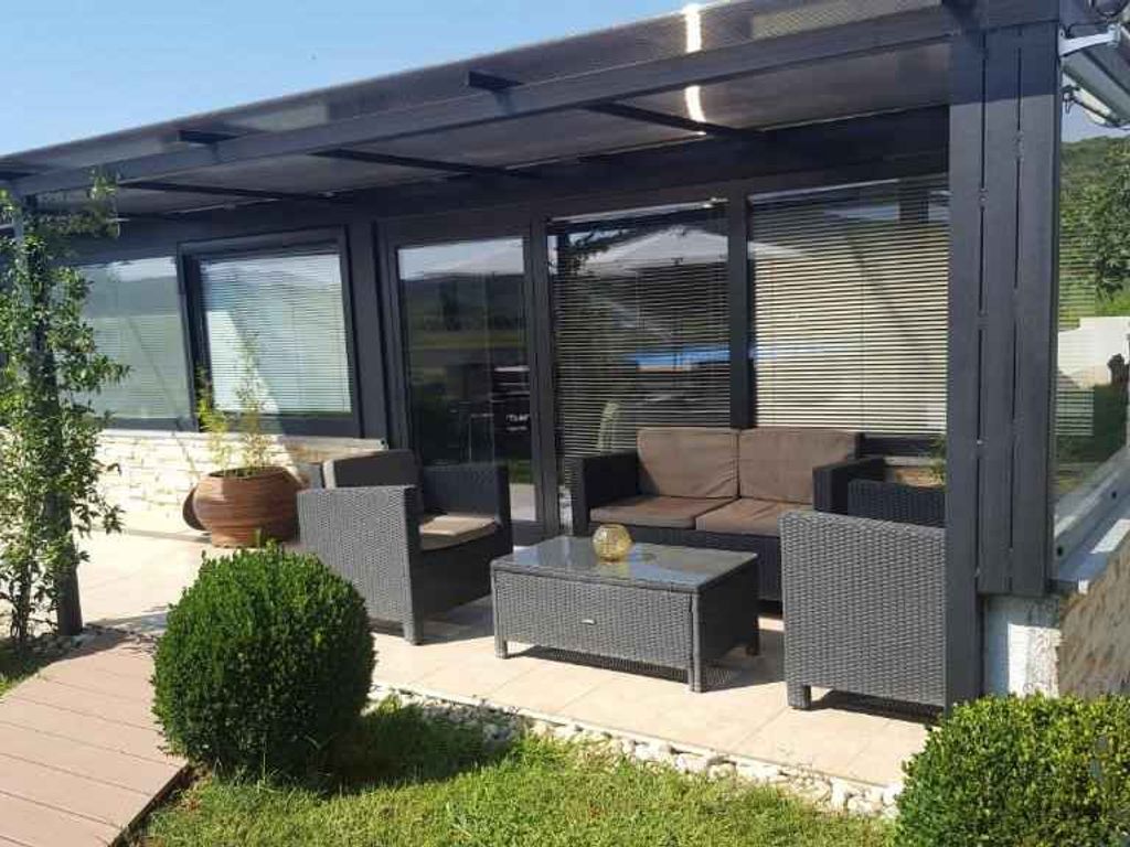 Villa mit Pool und Klimaanlage