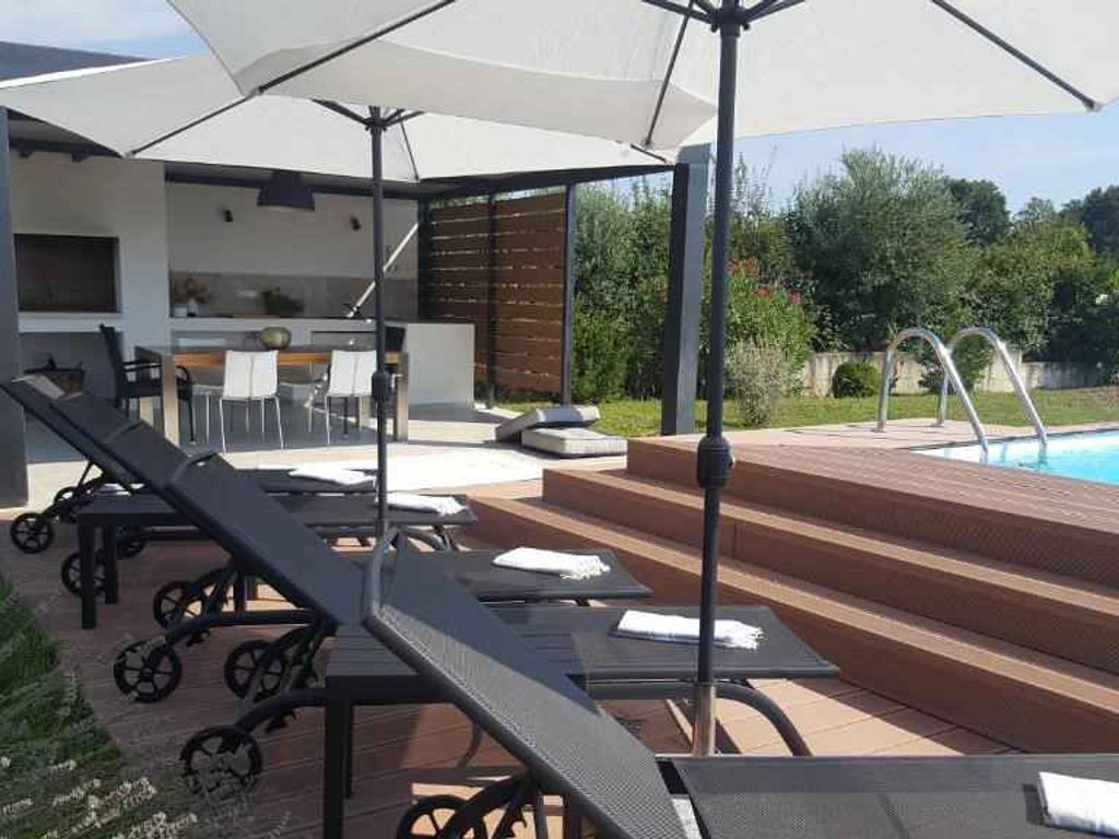 Villa mit Pool und Klimaanlage