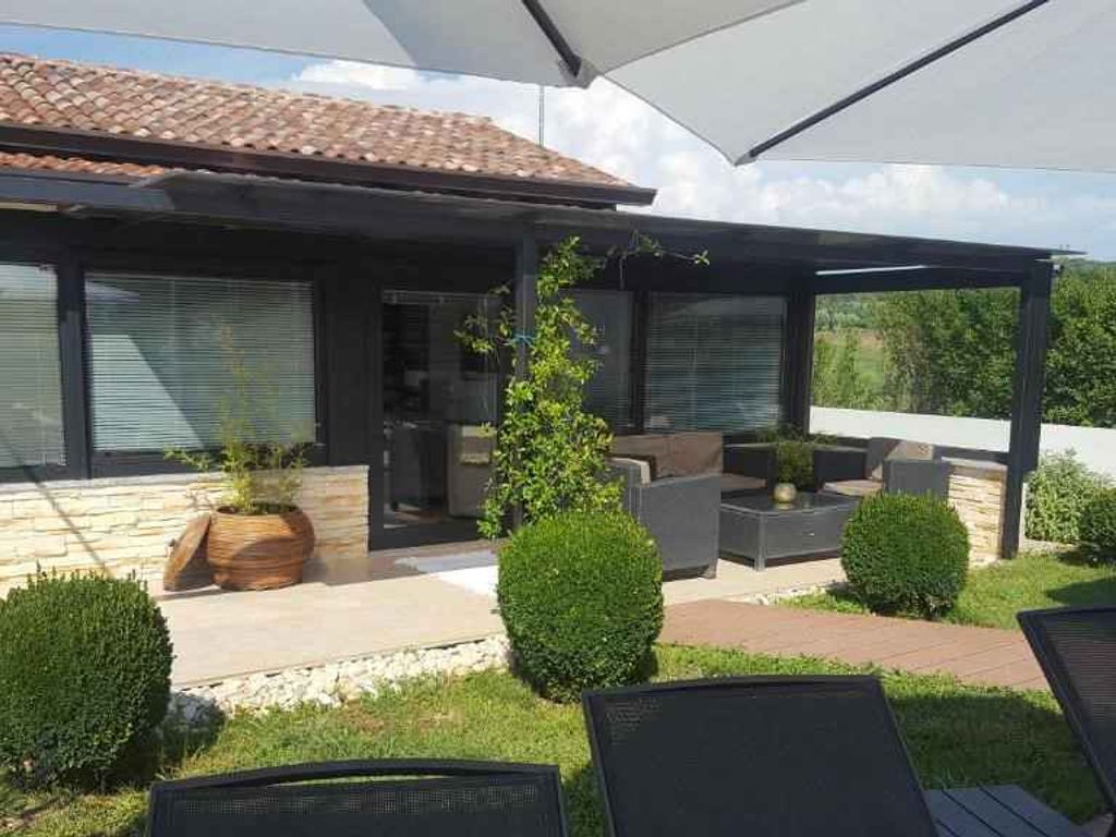 Villa mit Pool und Klimaanlage