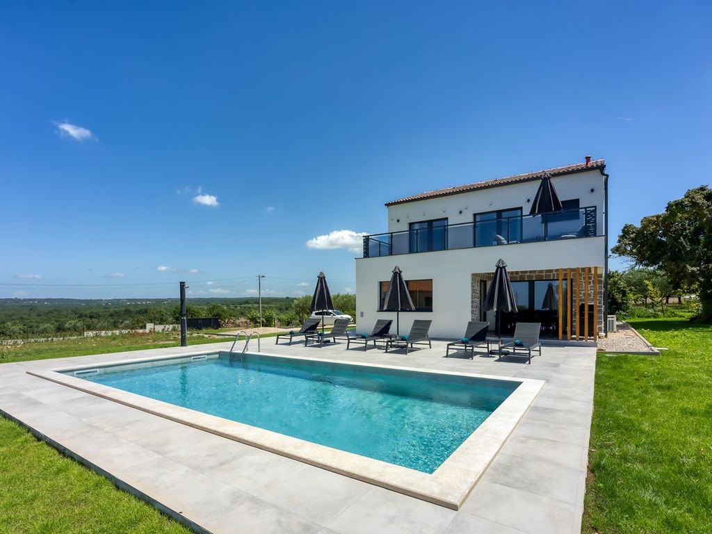 Charmantes, modern ausgestattetes Ferienhaus in der Nähe von Poreč, für 8 Personen