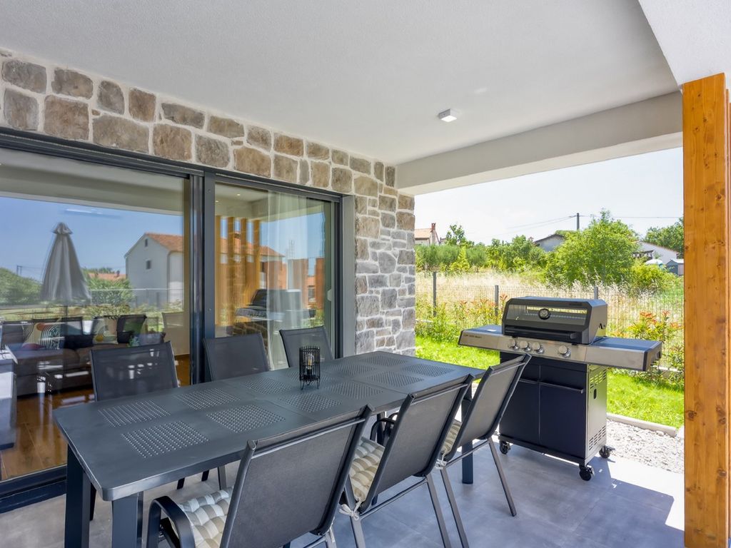Charmantes, modern ausgestattetes Ferienhaus in der Nähe von Poreč, für 8 Personen