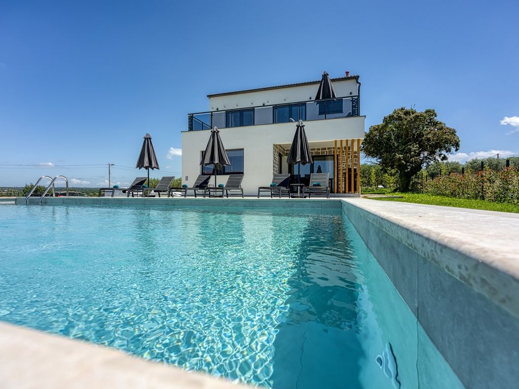 Charmantes, modern ausgestattetes Ferienhaus in der Nähe von Poreč, für 8 Personen