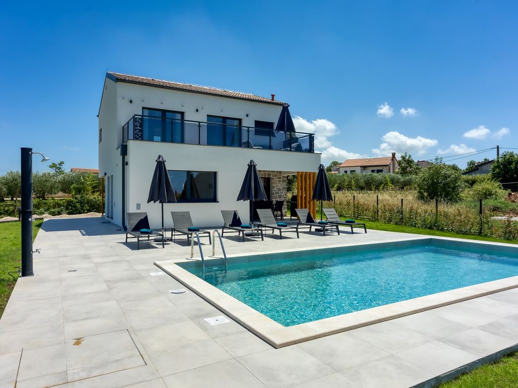 Charmantes, modern ausgestattetes Ferienhaus in der Nähe von Poreč, für 8 Personen