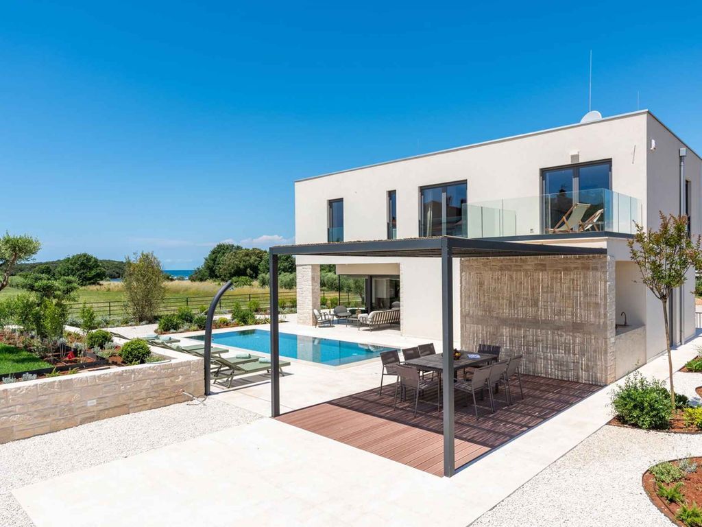 Ein schönes, modernes Ferienhaus in unmittelbarer Nähe zum Meer für 8 Personen