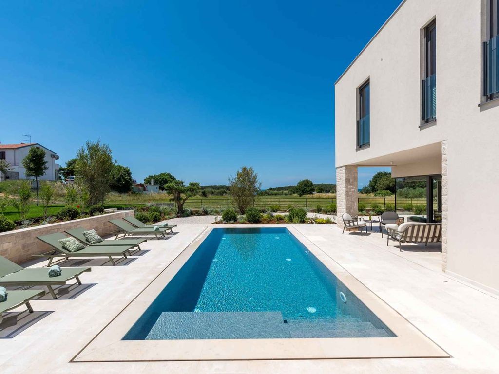 Ein schönes, modernes Ferienhaus in unmittelbarer Nähe zum Meer für 8 Personen