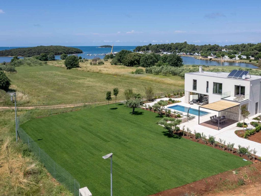 Ein schönes, modernes Ferienhaus in unmittelbarer Nähe zum Meer für 8 Personen