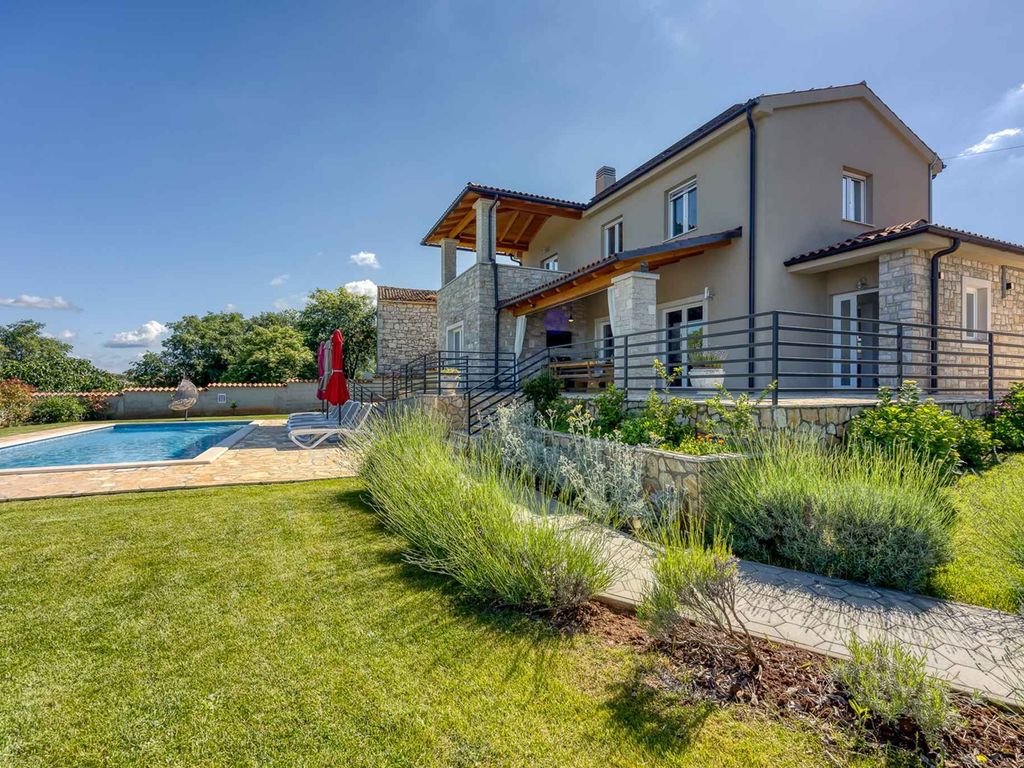 Villa mit Pool und Klimaanlage