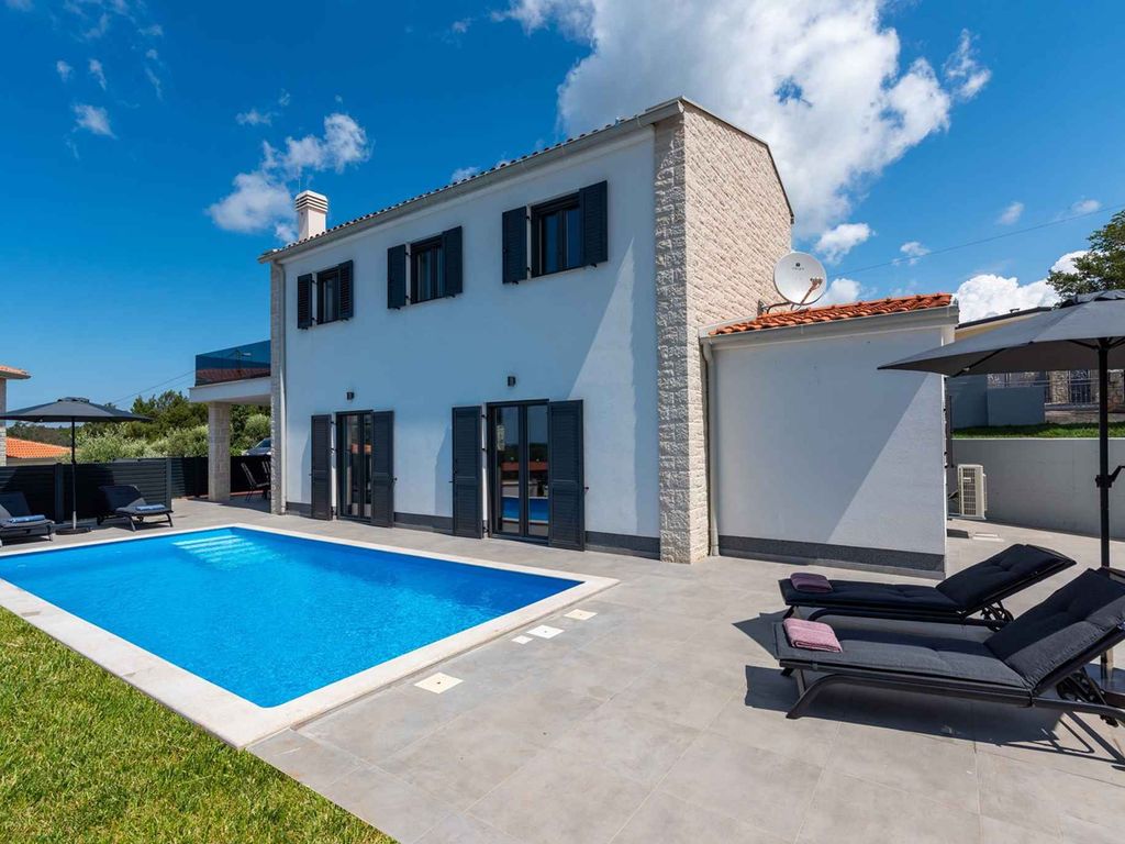 Villa mit Pool und Klimaanlage