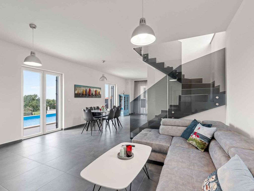 Villa mit Pool und Klimaanlage