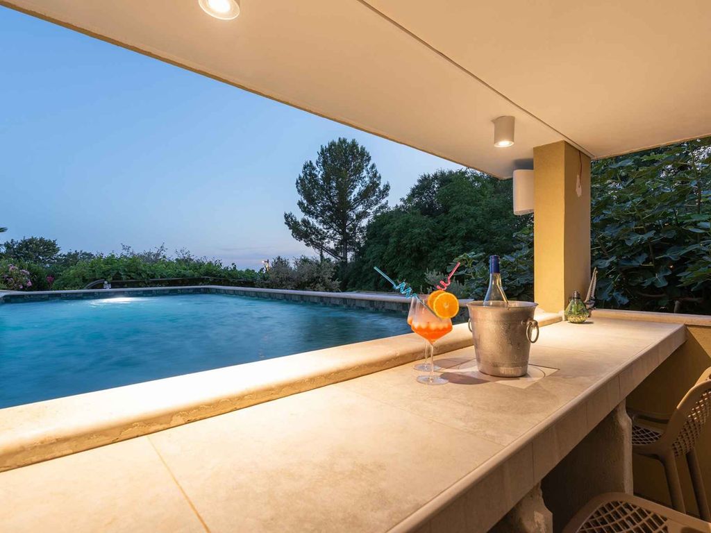 Villa mit Pool und Jacuzzi