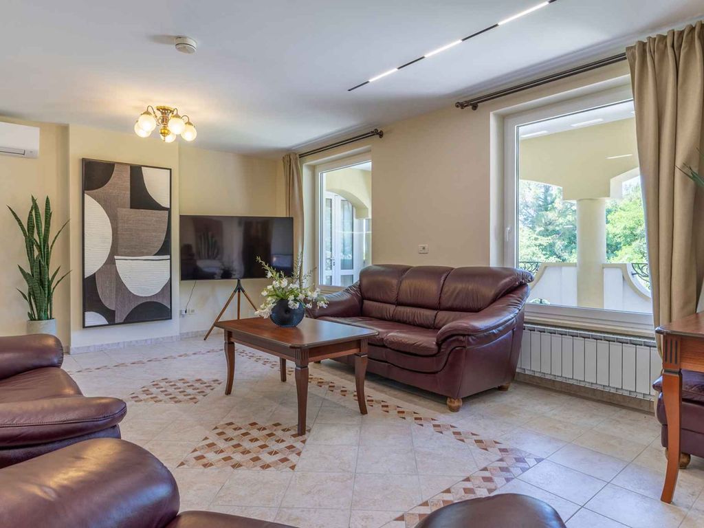 Villa mit Pool und Jacuzzi