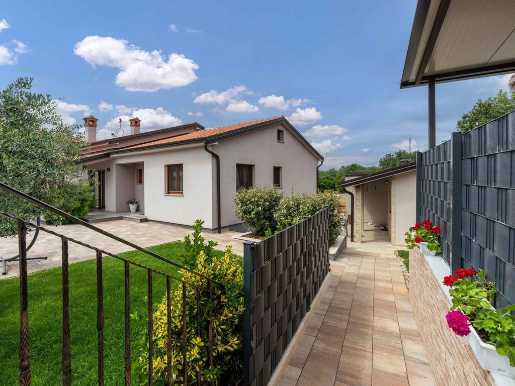 Villa mit Pool und Klimaanlage