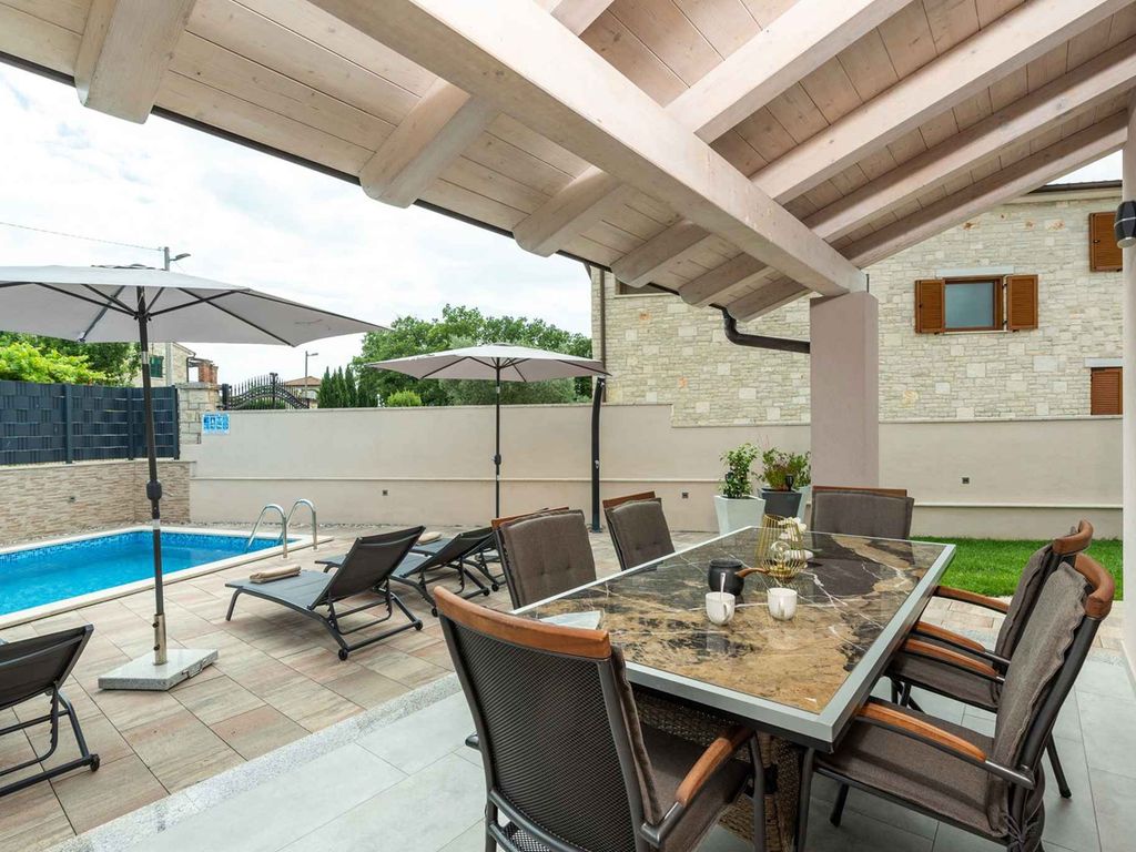 Villa mit Pool und Klimaanlage