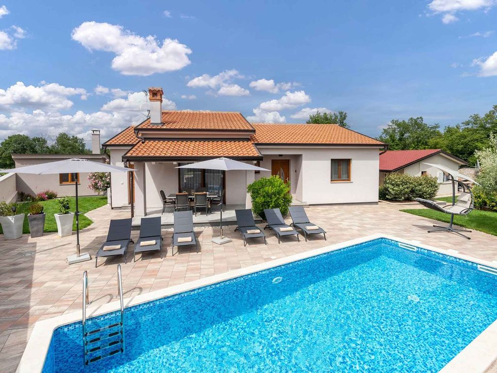 Villa mit Pool und Klimaanlage