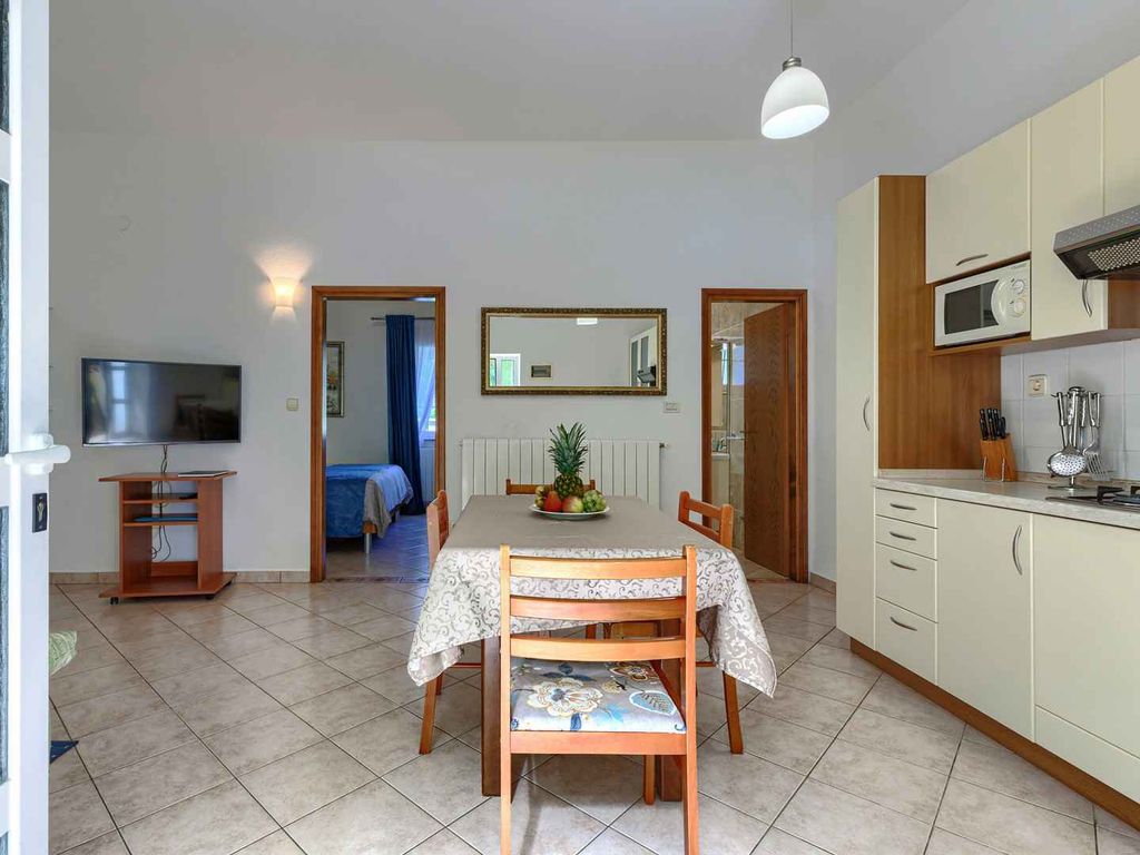 Apartment mit 1 Schlafzimmer, Garten und Gemeinschaftspool, in der Nähe von Poreč