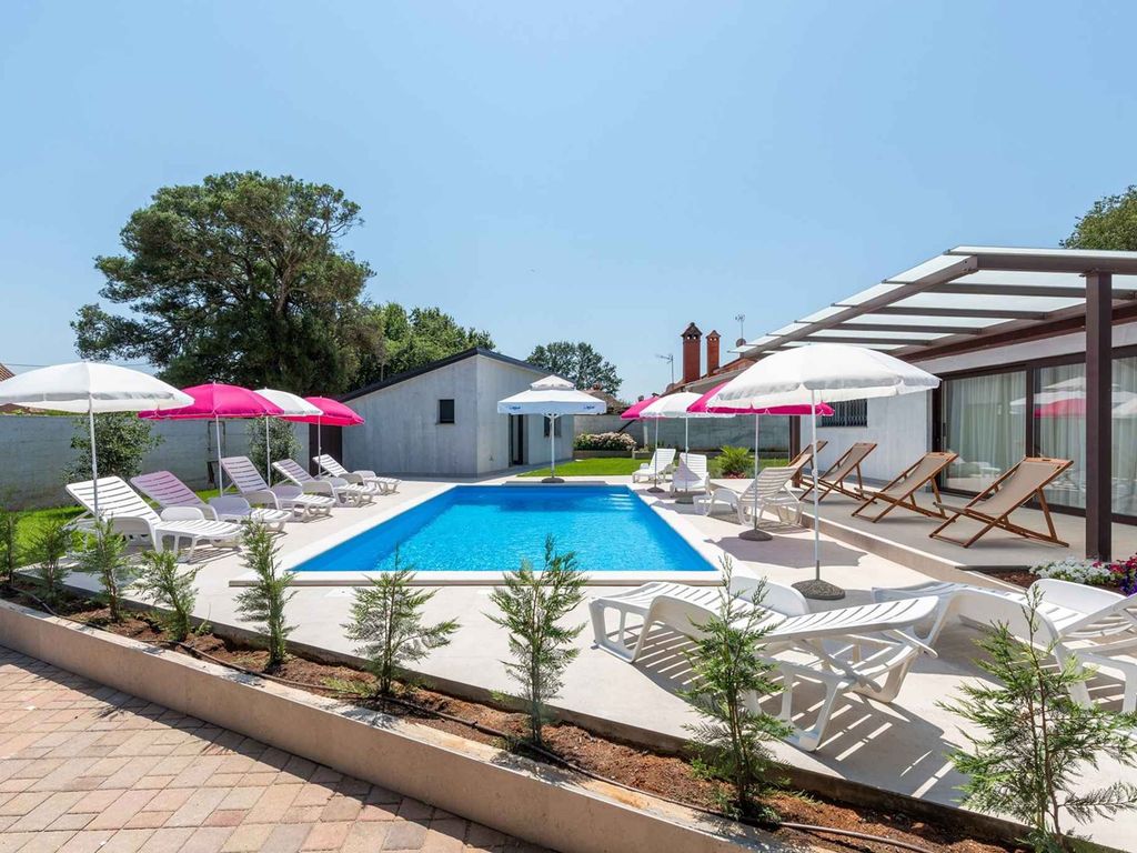 Apartment mit 1 Schlafzimmer, Garten und Gemeinschaftspool, in der Nähe von Poreč