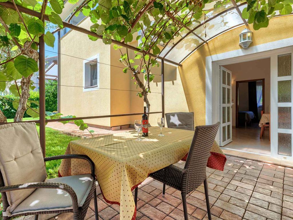 Apartment mit 1 Schlafzimmer, Garten und Gemeinschaftspool, in der Nähe von Poreč