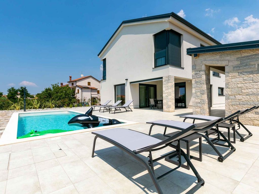 Villa mit Salzwasserpool und Klimaanlage
