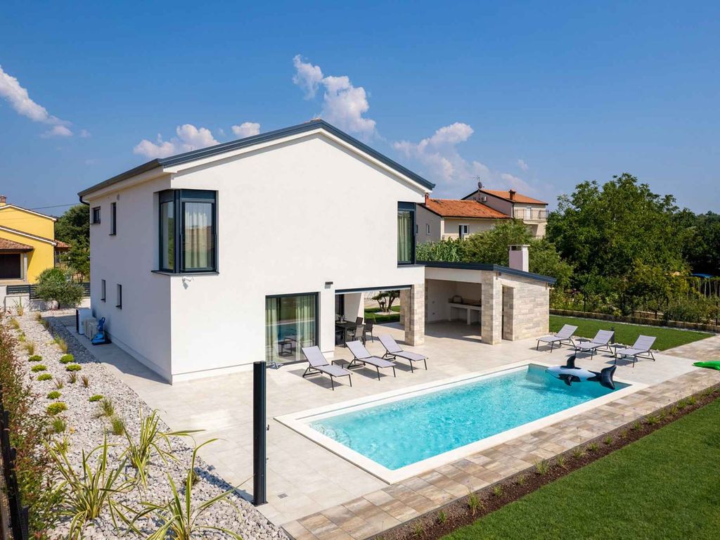 Villa mit Salzwasserpool und Klimaanlage
