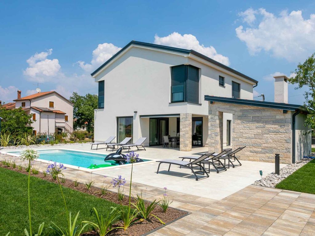 Villa mit Salzwasserpool und Klimaanlage
