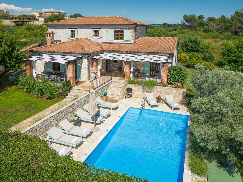 Villa mit Aussenpool