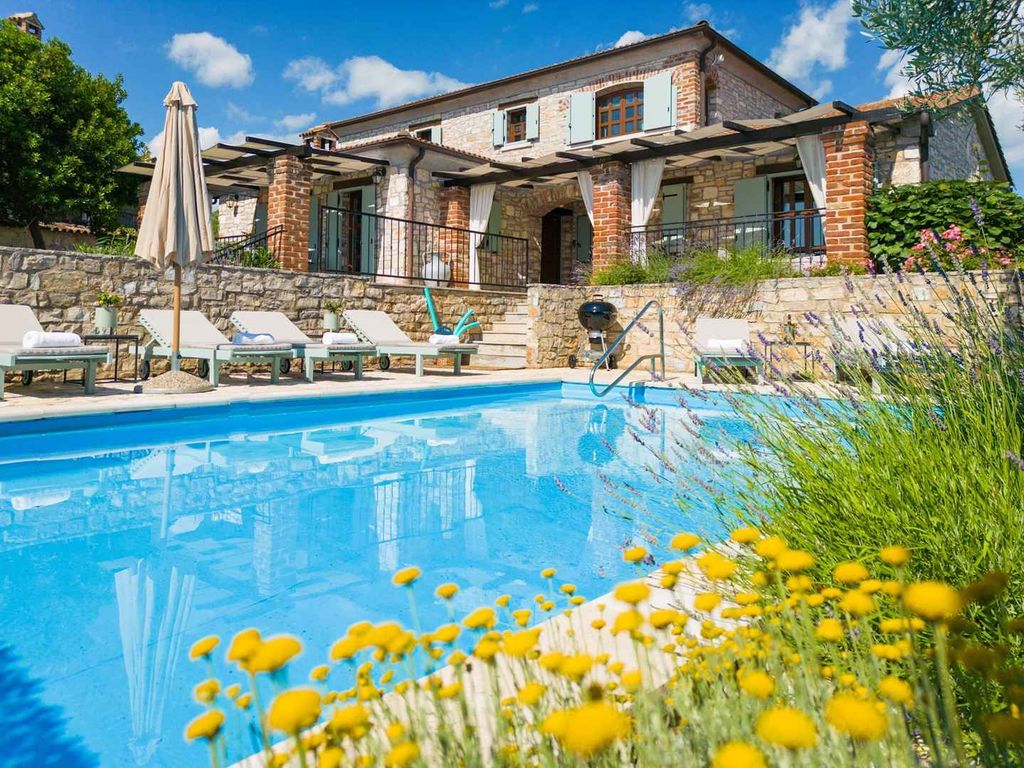 Villa mit Aussenpool