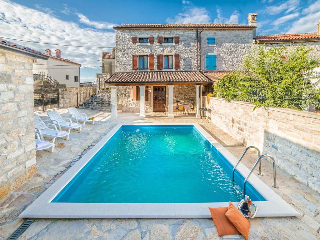 Ferienhaus mit Swimmingpool und Grill