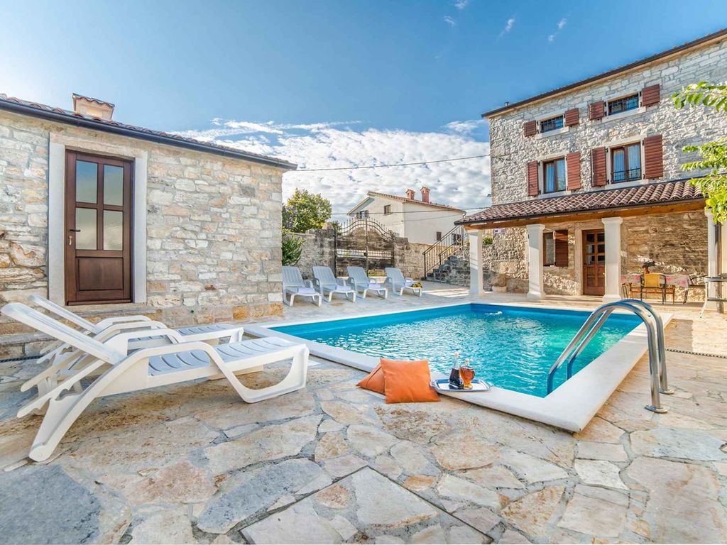 Ferienhaus mit Swimmingpool und Grill