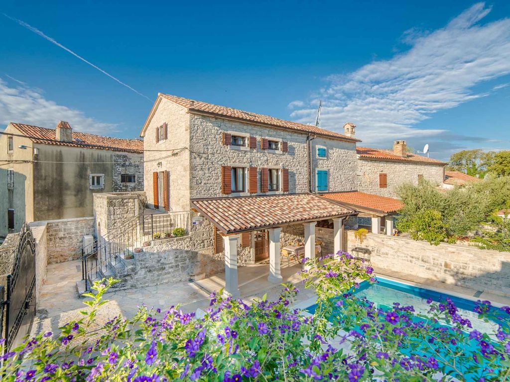 Ferienhaus mit Swimmingpool und Grill