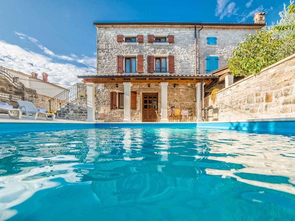 Ferienhaus mit Swimmingpool und Grill