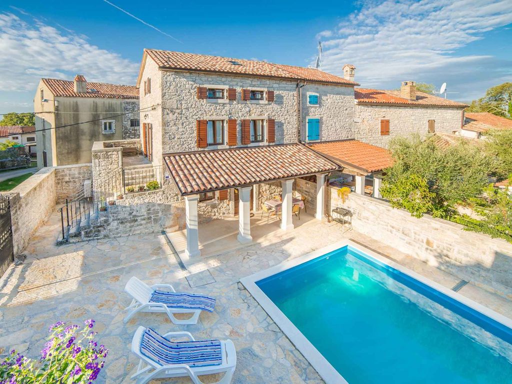 Ferienhaus mit Swimmingpool und Grill