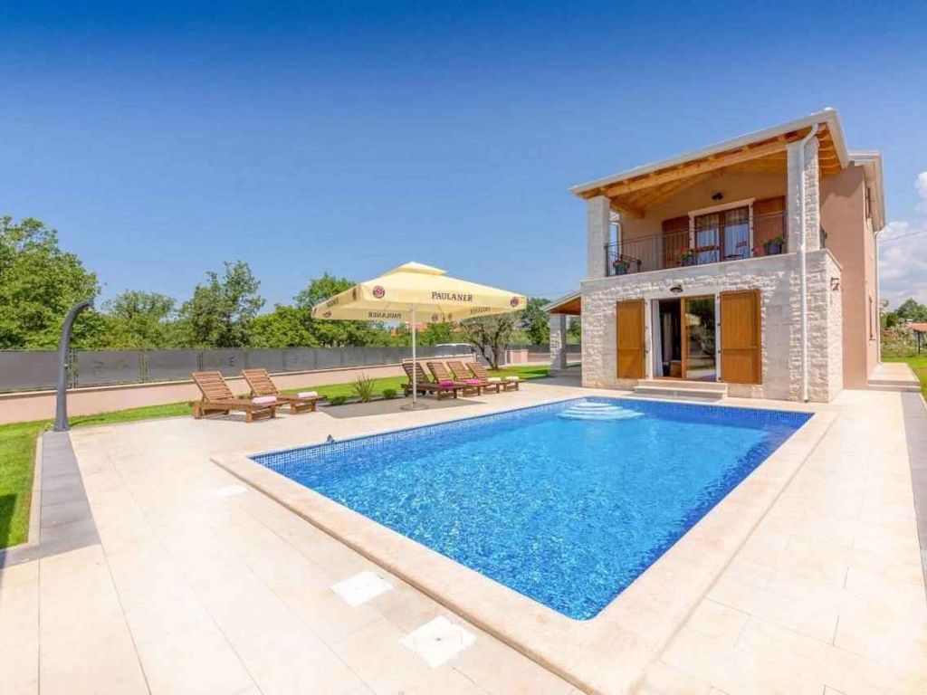Villa mit Pool und Klimaanlage
