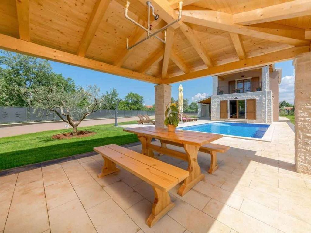 Villa mit Pool und Klimaanlage