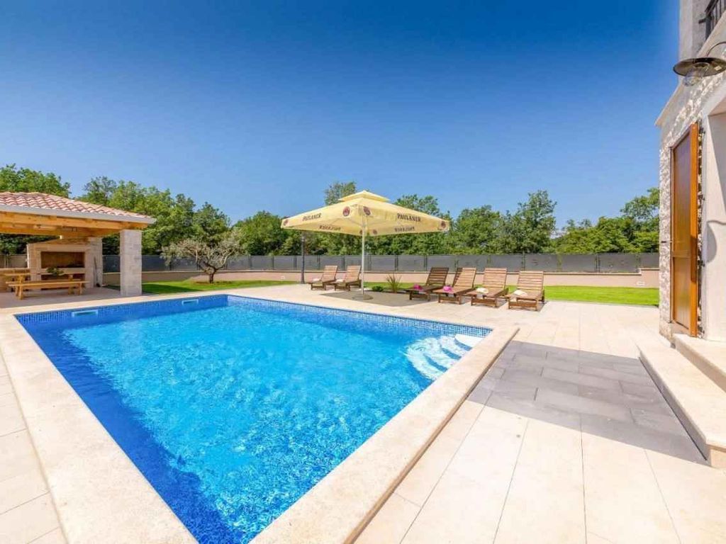 Villa mit Pool und Klimaanlage
