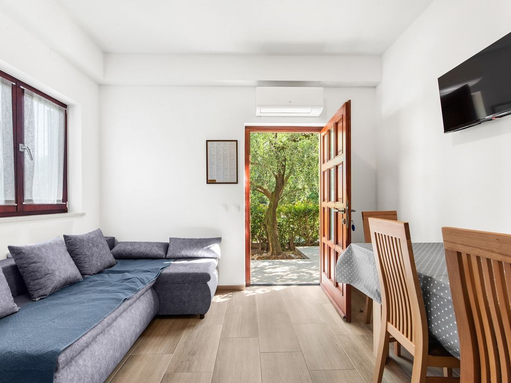 Apartment im Erdgeschoss mit drei Schlafzimmern und Terrasse