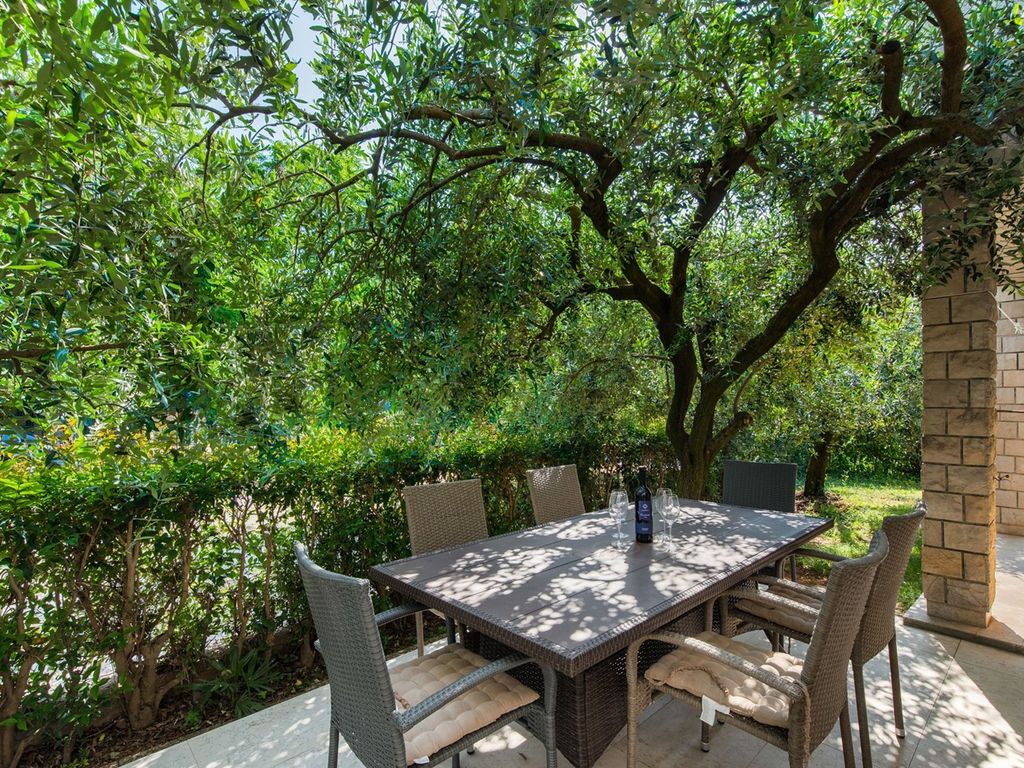Apartment im Erdgeschoss mit drei Schlafzimmern und Terrasse