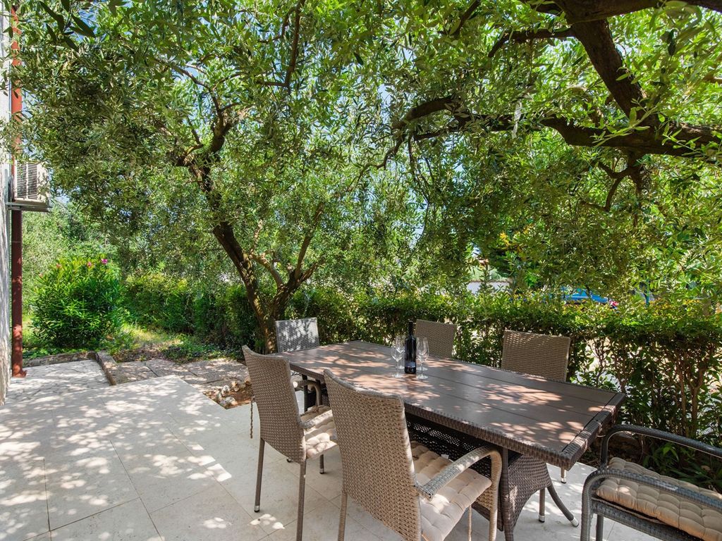 Apartment im Erdgeschoss mit drei Schlafzimmern und Terrasse