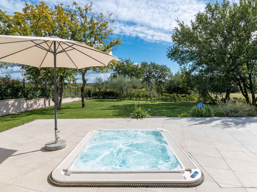Villa mit Whirlpool und Terrasse