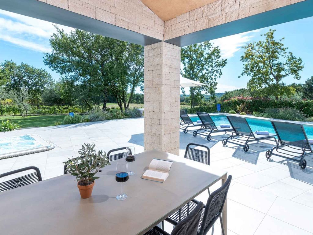 Villa mit Whirlpool und Terrasse