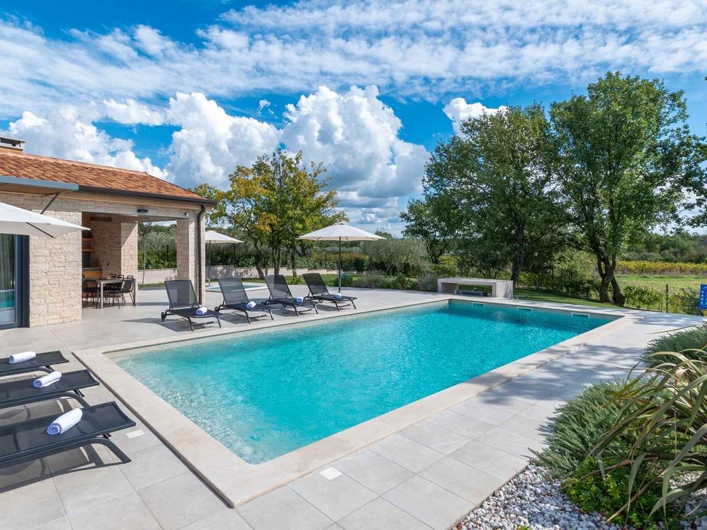 Villa mit Whirlpool und Terrasse