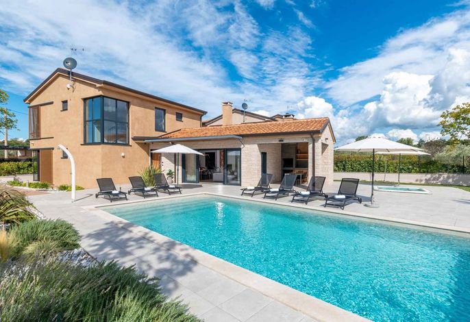 Villa mit Whirlpool und Terrasse