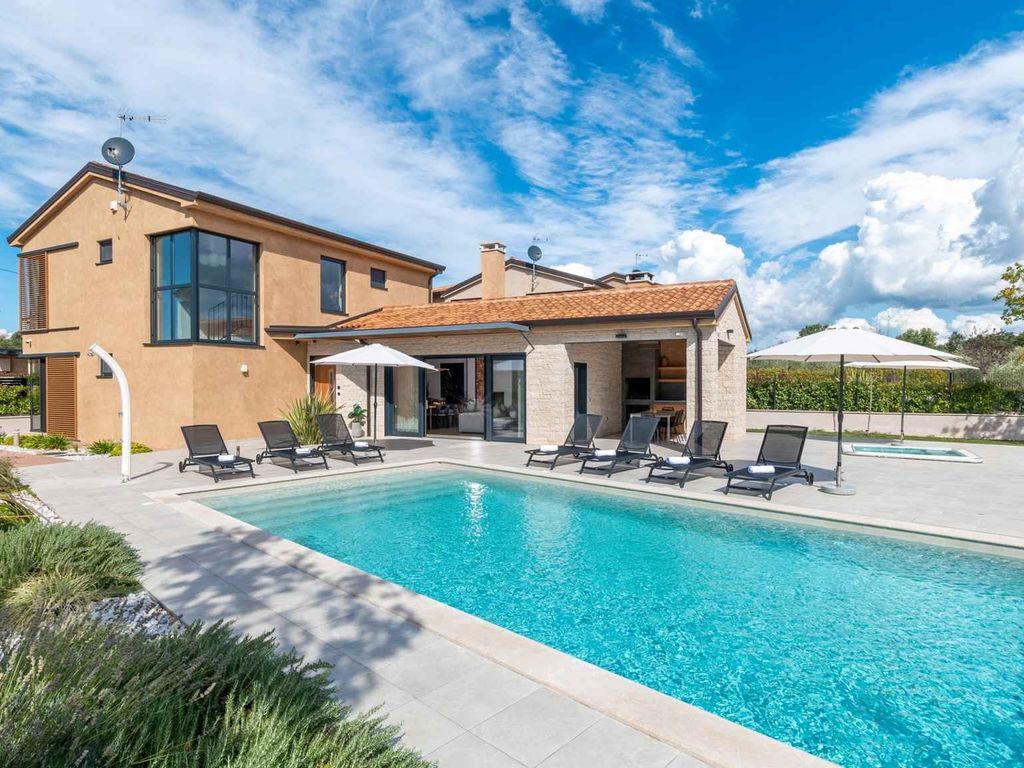 Villa mit Whirlpool und Terrasse