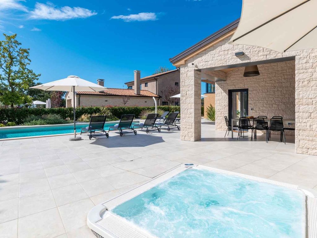 Villa mit Whirlpool und Terrasse
