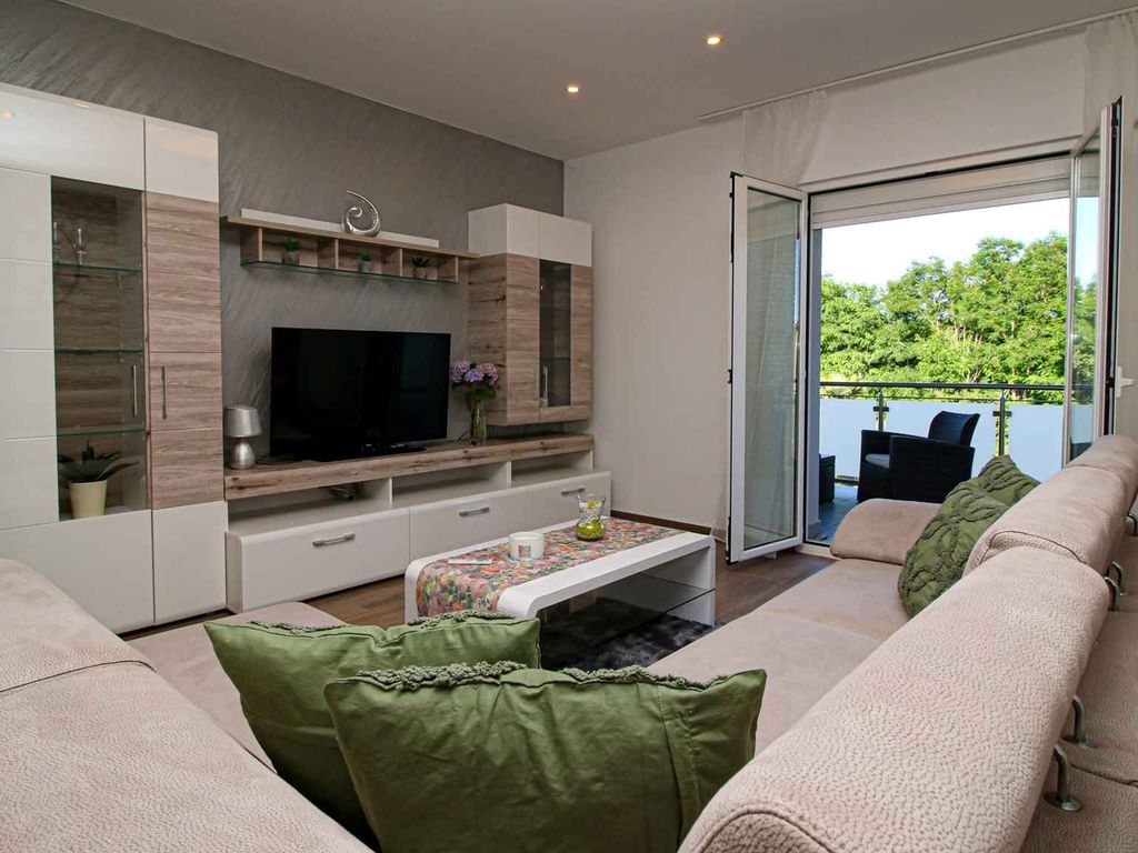 Ferienwohnung mit Pool und Balkon